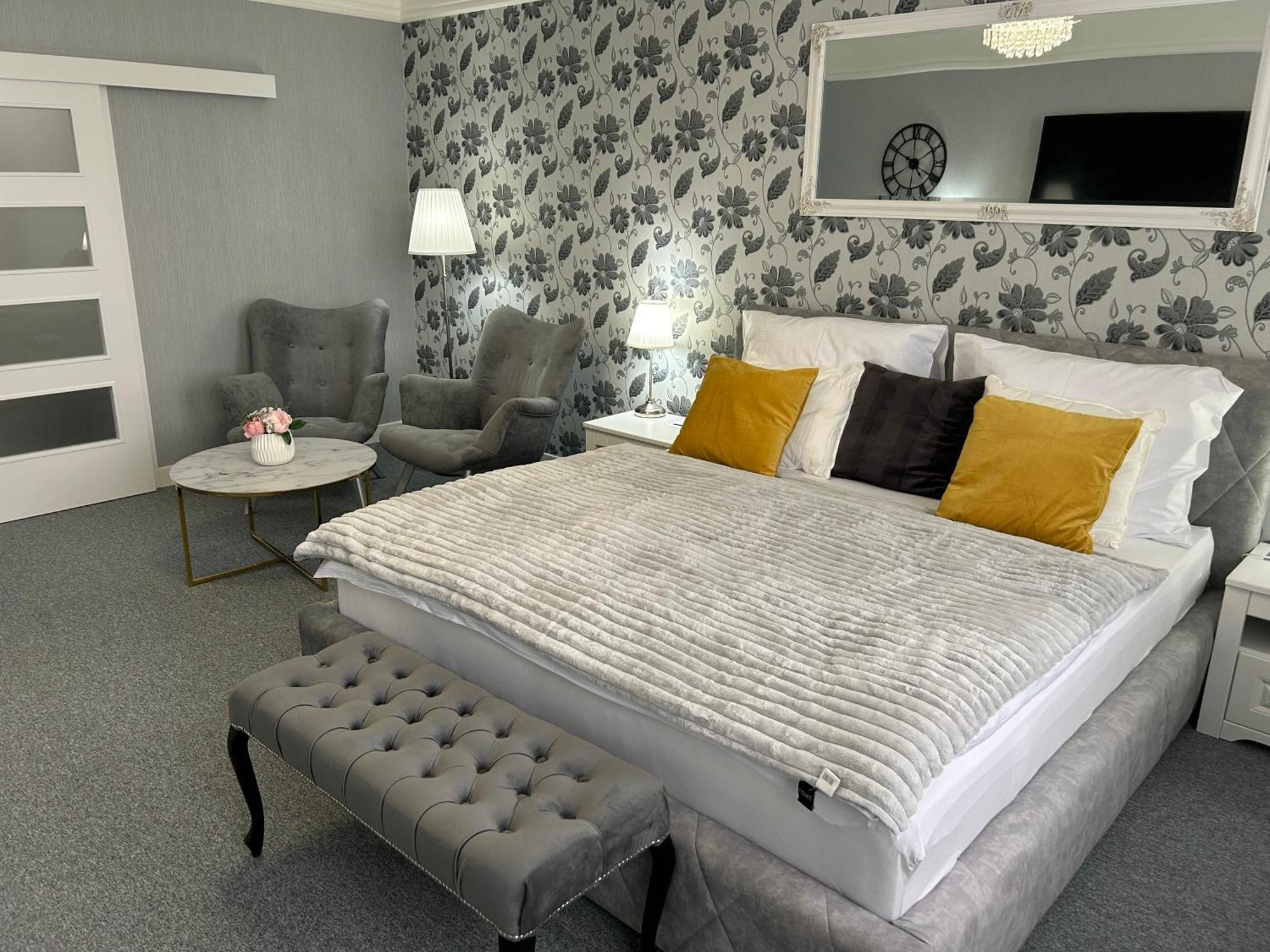 Efipa Glamour Apartments بلزن المظهر الخارجي الصورة